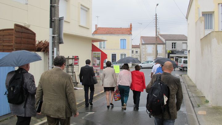 18h45. Christian Paul et d'autres militants aubrystes, perdus dans les rues de La Rochelle en cherchant la salle de r&eacute;union de leur courant.&nbsp; (SALOME LEGRAND / FVTI)