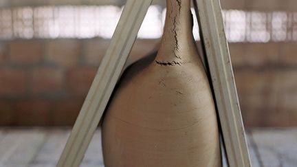 Les oeuvres en argile de Miquel Barceló sont souvent des autoportraits : dans les vases et amphores, formes héritées de l'Antiquité, il perce des yeux, des bouches.
 (Miquel Barceló, Adagp, Paris, 2013 © Photo François Halard, 2013)