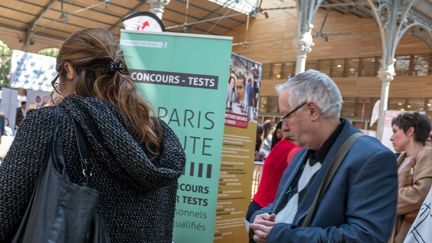 Un forum des métiers à Paris, le 3 mai 2018. (BRUNO LEVESQUE / MAXPPP)