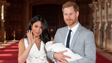 Meghan et son époux, le prince Harry, présentent leur bébé, le 8 mai 2019, à Windsor (Royaume-Uni). (DOMINIC LIPINSKI / POOL / AFP)