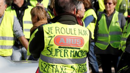 Cet homme décrit les taxes comme des "abus" et se concentre sur la critique de la hausse du prix des carburants. (ERIC GAILLARD / AFP)