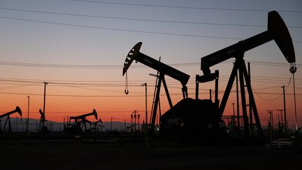 Des pompes dans un champ d'extraction pétrolière, le 3 novembre 2021 près de McKittrick, dans l'Etat américain de Californie. (MARIO TAMA / GETTY IMAGES NORTH AMERICA VIA AFP)