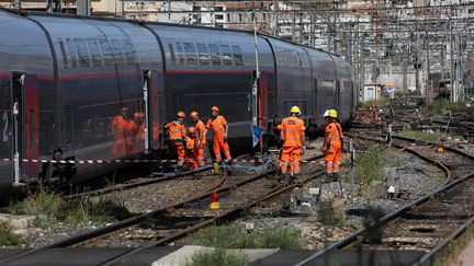 Les opérations de relevage sont terminées après le déraillement d'un TGV à Marseille le 24 août mais l'enquête continue. (VAL?RIE VREL / MAXPPP)