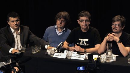 De gauche &agrave; droite : le chroniqueur Patrick Pelloux, les dessinateurs Cabu, Charb et Luz, le 3 novembre 2011 au th&eacute;&acirc;tre du Rond-Point, &agrave; Paris. (MEHDI FEDOUACH / AFP)