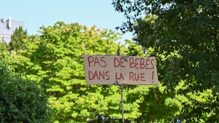 Un rassemblement contre le désengagement de la métropole de Lyon en matière de protection de l'enfance et des sans-abri à Lyon, le 31 juillet 2024. (MATTHIEU DELATY / HANS LUCAS / AFP)