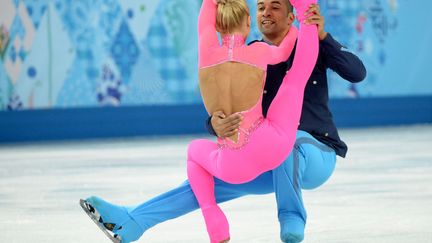 Le couple allemand&nbsp;Aliona Savchenko et Robin Szolkowy au patinage artistique en couple &agrave; Sotchi (Russie), le 11 f&eacute;vrier 2014. (DAMIEN MEYER / AFP)