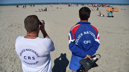 &nbsp; (Cet été, en plus de leurs plames et leurs jumelles, les CRS devront transporter une arme pour surveiller les plages de France © Maxppp)