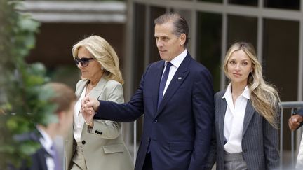 Hunter Biden, entouré par sa mère Jill à gauche et sa femme Melissa à droite, à la sortie du tribunal de Welmington aux États-Unis, le 11 juin 2024. (ANNA MONEYMAKER / GETTY IMAGES NORTH AMERICA)