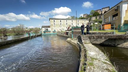 Le moulin de Saint-Amand à Saint-Junien (Haute-Vienne) produit de l'électricité depuis le début du XXe siècle. Quelques centaines de mètres en aval, une nouvelle centrale hydroélectrique fournira de l'électricité pour plus de 500 foyers à partir de 2024. (OLIVIER CHAUVE / RADIO FRANCE)