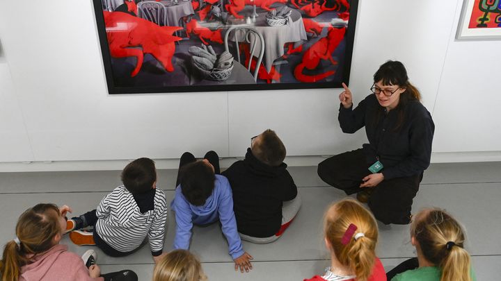 Des enfants visitent "La Caravane du bizarre" à Verdun. (JEAN-CHRISTOPHE VERHAEGEN / AFP)