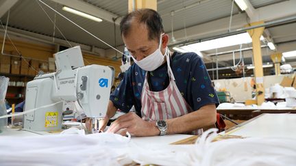 Une entreprise qui fabrique des masques en tissus de protection lavable, le 30 mars 2020, à Tourcoing (Nord). (THIERRY THOREL / NURPHOTO)