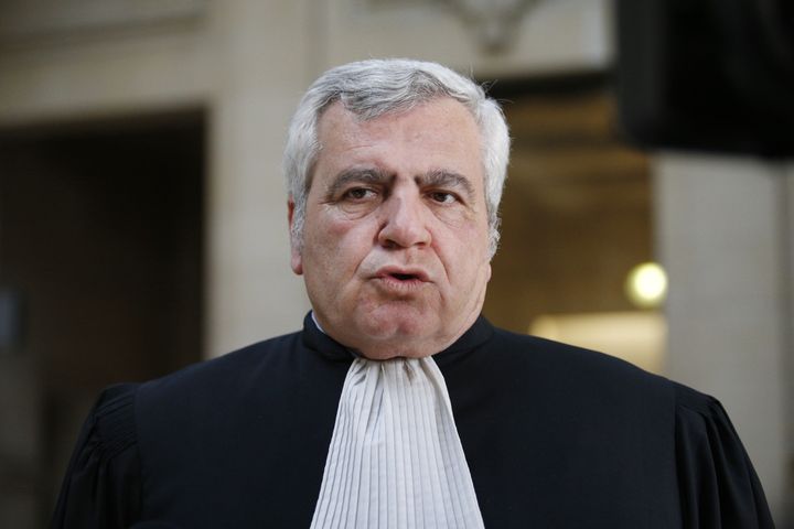 Thierry Herzog parle à la presse à la sortie du tribunal, le 7 mars 2017, à Paris. (GEOFFROY VAN DER HASSELT / AFP)