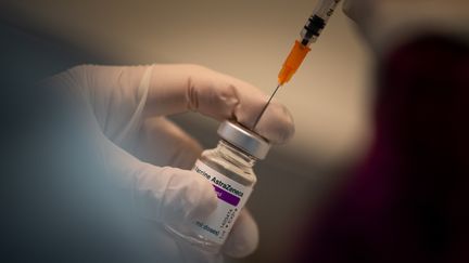 Vaccin AstraZeneca : le ministère de la Santé prend le problème au sérieux