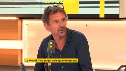 Éric Mettout, directeur adjoint de la rédaction de L'Express, invité des informés de franceinfo mercredi 29 août. (RADIO FRANCE)