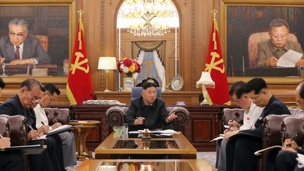 Le dirigeant nord-coréen Kim Jong Un participant à une réunion consultative des hauts responsables du Comité central du Parti et des comités provinciaux du Parti à Pyongyang, le 7 juin 2021. (STR / KCNA VIA KNS / AFP)