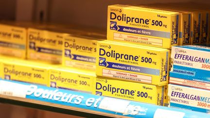 Des boîtes de Doliprane dans une pharmacie à Toulouse (Haute-Garonne), le 18 novembre 2022. (CHARLY TRIBALLEAU / AFP)