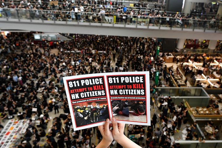 Pour protester contre le projet de loi d'extradition et les violences policières, les manifestants hongkongais envahissent l'aéroport de Hong Kong, le 12 août 2019. (MANAN VATSYAYANA / AFP)