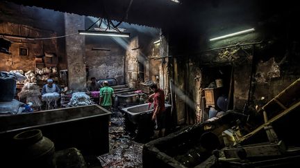 Le vieil artisan, comparant sa manufacture aux teintureries industrielles, déclare qu'ici, "c'est le savoir-faire qui fait la différence".&nbsp;&nbsp; (KHALED DESOUKI / AFP)