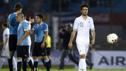 Le Fran&ccedil;ais Cl&eacute;ment Grenier, d&eacute;pit&eacute; apr&egrave;s la victoire de l'Uruguay face aux Bleus en match amical, mercredi 5 juin &agrave; Montevideo. (FRANCK FIFE / AFP)