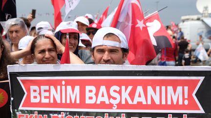 Un supporter tient une banderole avec écrit "mon président", au meeting de l'opposant Muharrem Ince, à Istanbul (Turquie) samedi 23 juin 2918. (NATHANAËL CHARBONNIER / RADIO FRANCE)