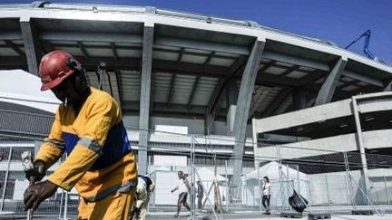 Derniers préparatifs au stade de Maracana, dans le nord de Rio de Janeiro, le 12 juin 2013. (INGRID CRISTINA / BRAZIL PHOTO PRESS)