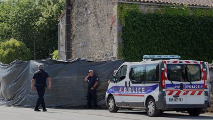 La police intervient après qu'un automobiliste a été tué par un tir des forces de l'ordre en raison d'un refus d'obtempérer, le 14 juin 2023, à Saint-Yrieix-sur-Charente (Charente). (YOHAN BONNET / AFP)