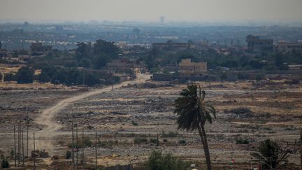 Des jihadistes de la branche &eacute;gyptienne de l'organisation Etat islamique s'en prennent &agrave; des checkpoints militaires dans le Sina&iuml; &eacute;gyptien, jeudi 2 juillet 2015. (MHMED ALI / CITIZENSIDE.COM / AFP)