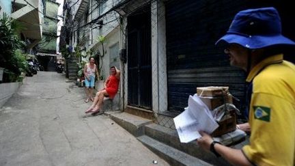 Dans les favelas pacifiées, le facteur a repris sa tournée. (AFP/Christophe Simon)