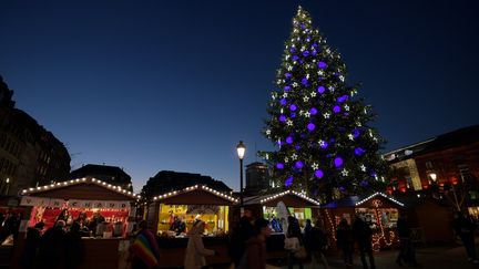 Le marché de Noël de Strasbourg (Bas-Rhin), le 28 novembre 2016. (PATRICK HERTZOG / AFP)