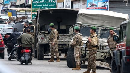 Des soldats libanais sur les lieux d'une attaque qui a couté la vie à un Casque bleu irlandais, le 15 décembre 2022. (MAHMOUD ZAYYAT / AFP)