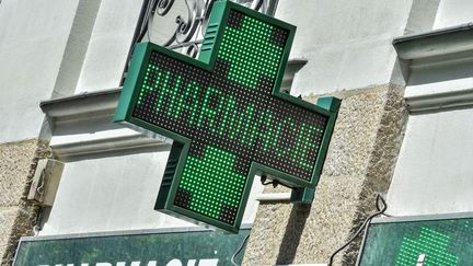 La croix verte d'une pharmacie à Nantes (Loire-Atlantique), le 30 avril 2019. (LOIC VENANCE / AFP)