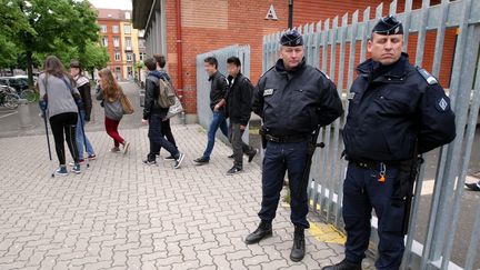 Des policiers surveillent l'entr&eacute;e d'un lyc&eacute;e de Strasbourg (Bas-Rhin), le 21 mai 2013, apr&egrave;s que des menaces de tuerie ont &eacute;t&eacute; &eacute;mises sur internet. (MAXPPP)