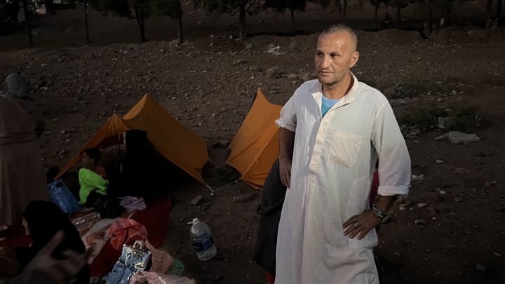 Lahcen, sur un terrain vague à Tahannaout, au Maroc, le 9 septembre 2023. (ROBIN PRUDENT / FRANCEINFO)