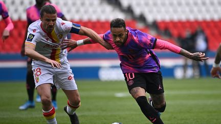 Neymar (PSG) face à Lens le 1er mai 2021. (ANNE-CHRISTINE POUJOULAT / AFP)