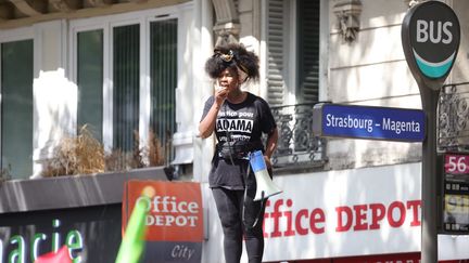 À Paris, Assa Traoré, la sœur d'Adama Traoré, sur un abribus durant un discours. (OLIVIER ARANDEL / MAXPPP)