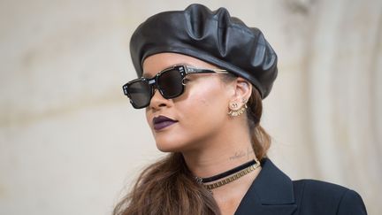 Rihanna et son béret au défilé Dior en mars 2017.
 (Getty Images)