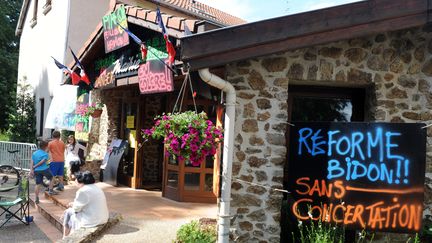 Des panneaux install&eacute;s devant la mairie de Saint-M&eacute;dard-en-Forez (Loire) pour d&eacute;noncer&nbsp;la r&eacute;forme des rythmes scolaires, le 29 juin 2014. (  MAXPPP)