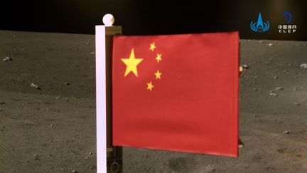 Le drapeau chinois déployé depuis la sonde Chang'e-5 sur la Lune, le 3 décembre 2020 (photo d'illustration). (CHINA NATIONAL SPACE ADMINISTRATION / HANDOUT / MAXPPP)