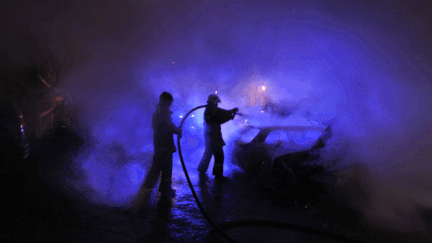 &nbsp; (Des pompiers éteignent un feu de voiture à Woippy en octobre 2013 © Maxppp)