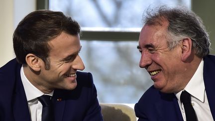 Emmanuel Macron et&nbsp;François Bayrou, le 14 janvier 2020,&nbsp; lors d'une rencontre à Pau (Pyrénées-Atlantiques).&nbsp; (GEORGES GOBET / AFP)