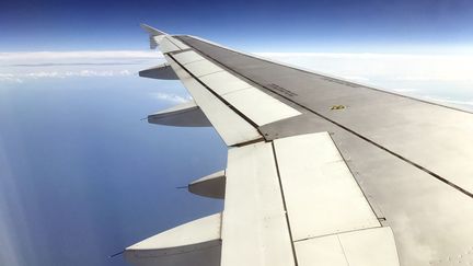 Vue extérieure sur l'aile d'un avion depuis un hublot d'un Airbus A320. (photo d'illustration) (ALEXANDRE MARCHI / MAXPPP)