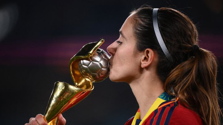 Aitana Bonmati embrasse le trophée de la Coupe du monde après la finale remportée par l'Espagne contre l'Angleterre, le 20 août 2023 au Stadium Australia de Sydney (Australie). (FRANCK FIFE / AFP)