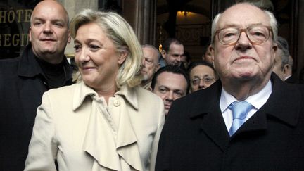 La pr&eacute;sidente et le pr&eacute;sident d'honneur du Front national, Marine et Jean-Marie Le Pen, lors de la comm&eacute;moration du 600e anniversaire de la naissance de Jeanne d'Arc,&nbsp;le 7 janvier 2012 &agrave; Paris. (BISSON / JDD / SIPA)