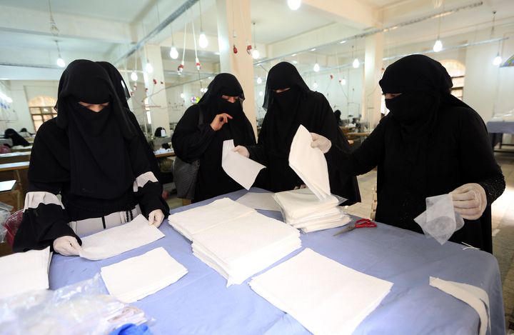 Des femmes au Yemen dans la plus ancienne usine de textile de Sanaa réalisent des masques, le 16 mars 2020 (MOHAMMED HUWAIS / AFP)