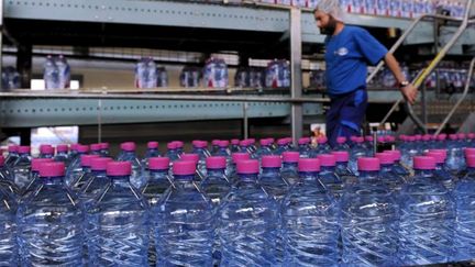 Le 18 janvier 2010, un employé de Nestle Waters travaille dans l'usine qui produit l'eau minérale Contrex, à Vittel (Vosges).&nbsp; (ALEXANDRE MARCHI / MAXPPP)