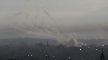 Des roquettes sont tirées de la ville de Gaza en direction d'Israël, le 7 octobre 2023. (MAJDI FATHI / NURPHOTO / AFP)