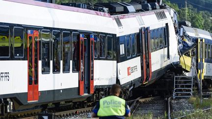 Deux trains sont entr&eacute;s en collision frontale, &agrave; une centaine de m&egrave;tres de la gare de Granges-pr&egrave;s-Marnand, en Suisse romande, lundi 29 juillet 2013. (MAXPPP)