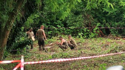 Une équipe recherche les ossements de&nbsp;Marie-Thérèse Bonfanti,&nbsp;le 23 juin 2021. (DENIS MASLIAH / MAXPPP)