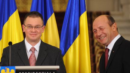 Le pr&eacute;sident roumain Traian Basescu (&agrave; droite), annonce la d&eacute;signation au poste de Premier ministre de&nbsp;Mihai Razvan Ungureanu, &agrave; Bucarest, le 6 f&eacute;vrier 2012. (DANIEL MIHAILESCU / AFP)