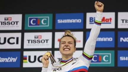 Quelle soirée pour Mathilde Gros ! Mal embarquée face à Emma Hinze, double championne du monde en titre, la Française s'est reprise pour enchaîner deux victoires consécutives pour valider son billet pour la finale. Une vraie revanche face à celle qui l'avait battue en finale des Championnats d'Europe, l'été dernier. Par la suite, la Nordiste s'est défaite avec autorité de Lea Sophie Friedrich, victoire nette et sans bavure, 2-0. Revivez les cinq manches !